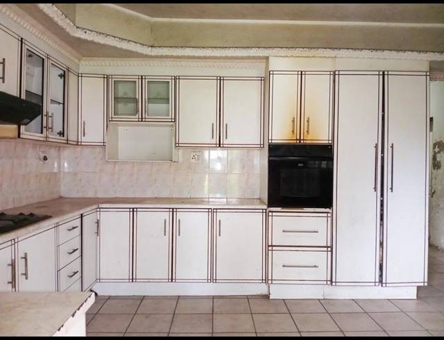 6 BEDROOM HOUSE FOR SALE IN VEREENIGING CENTRAL